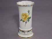 Meissen Vase auf F�sschen, H�he 14 cm