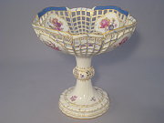KPM sehr großer Fruchtkorb durchbrochen auf Fuß Breslauer Stadtschloss<br>Höhe 28 cm KPM sehr großer Fruchtkorb durchbrochen auf Fuß Breslauer Stadtschloss<br>Höhe 28 cm