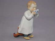 Meissen Figur Hentschelkind mit Meissen-Tasse Pfeiffer-Zeit Meissen Figur Hentschelkind mit Meissen-Tasse Pfeiffer-Zeit