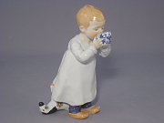 Meissen Figur Hentschelkind mit Meissen-Tasse