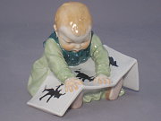 Meissen Figur Hentschelkind mit Struwwelpeter-Buch