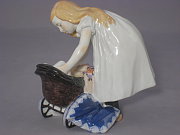 Meissen Figur Hentschelkind mit Puppenwagen