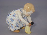 Meissen Figur Hentschelkind hockend mit Puppe