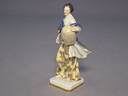 Meissen Figur Frau mit Bienenkorb