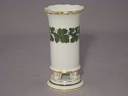 Meissen Vase auf Fchen, Hhe 14 cm