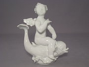 KPM Figur Putto auf Delfin mit Wellensockel KPM Figur Putto auf Delfin mit Wellensockel